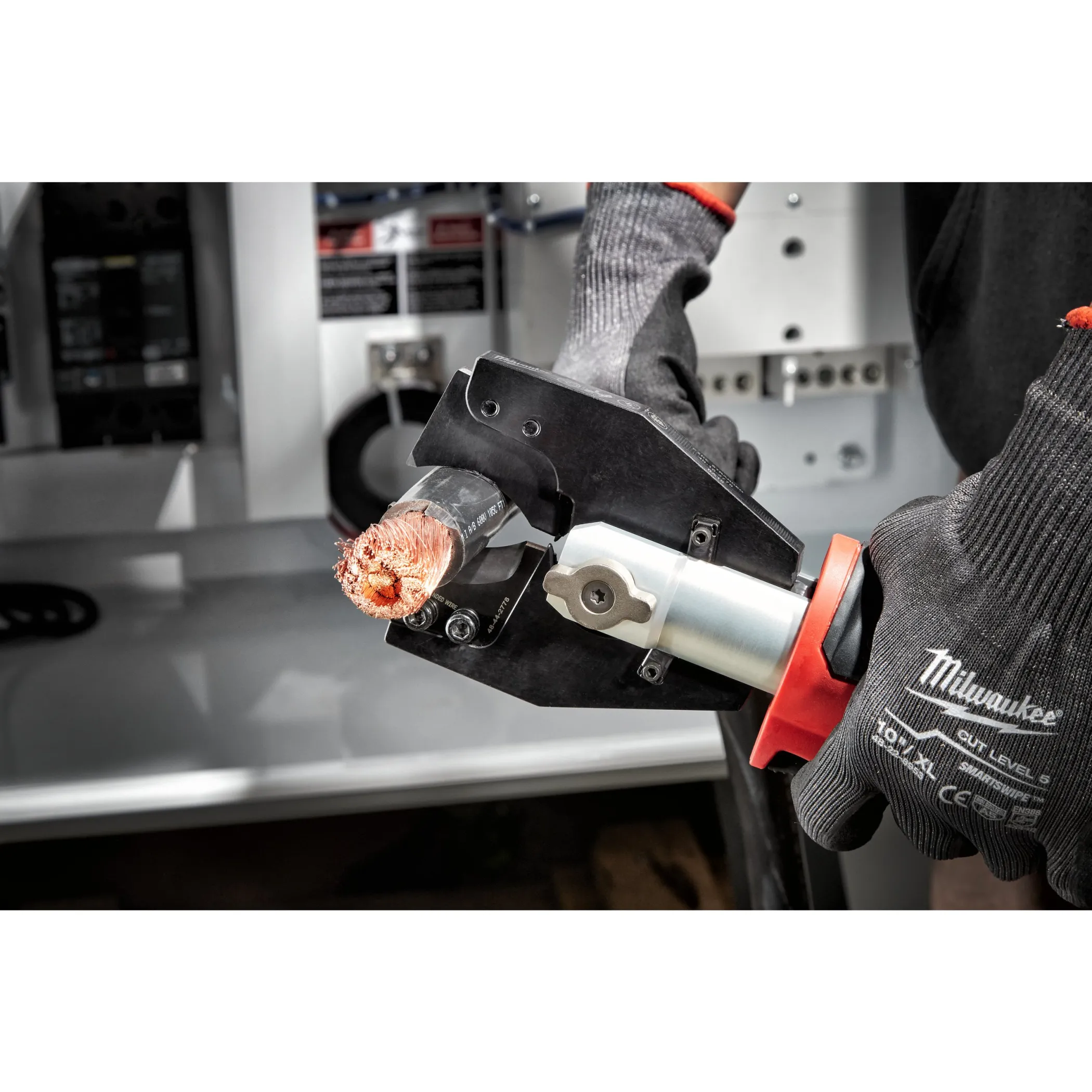 Аккумуляторный гидравлический инструмент для резки кабелей FORCE LOGIC Milwaukee M18 ONEHCC-201C FSW  (Арт. 4933464309)