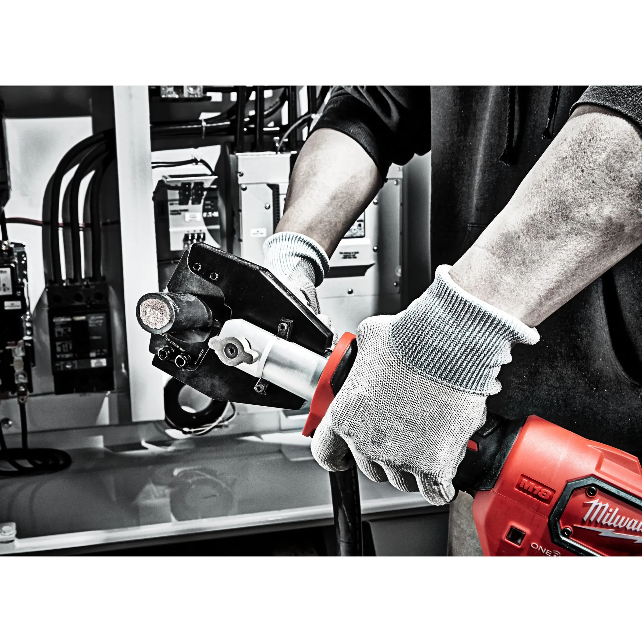 Аккумуляторный гидравлический инструмент для резки кабелей FORCE LOGIC Milwaukee M18 ONEHCC-201C FSW  (Арт. 4933464309)