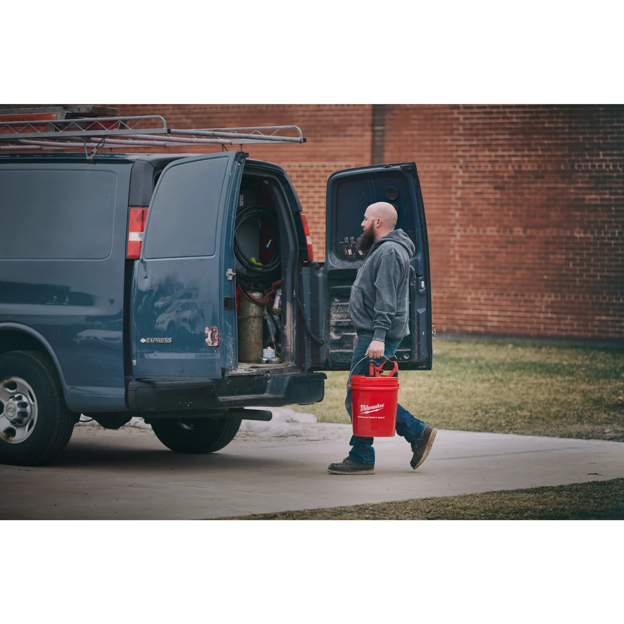 Аккумуляторная прочистная машина Milwaukee M12 BDC8-202C  (Арт. 4933451633)