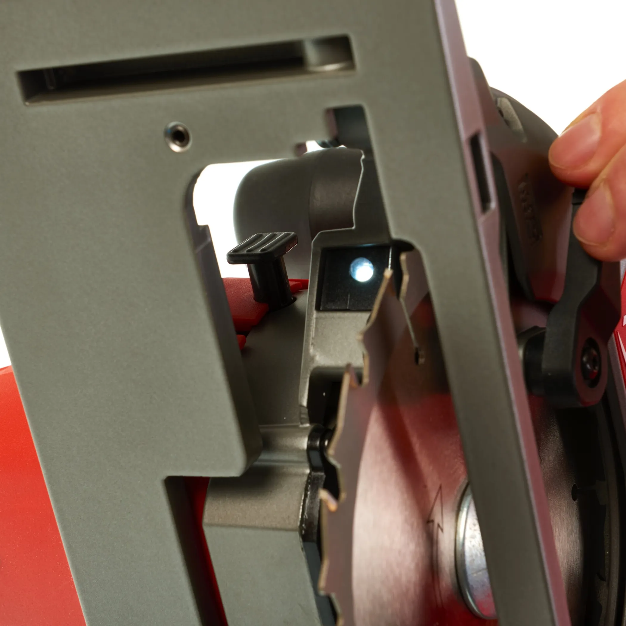 Аккумуляторная компактная циркулярная пила по дереву Milwaukee M12 CCS44-0 FUEL  (Арт. 4933448225)