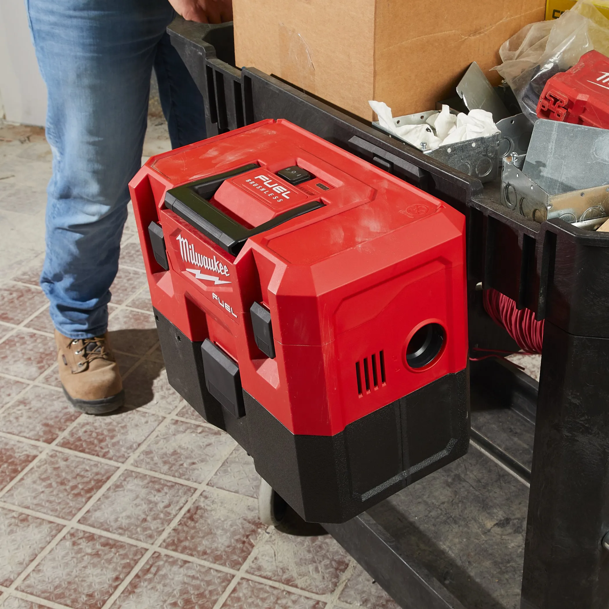 Аккумуляторный пылесос для воды и сухого мусора Milwaukee M12 FVCL-0 FUEL  (Арт. 4933478186)