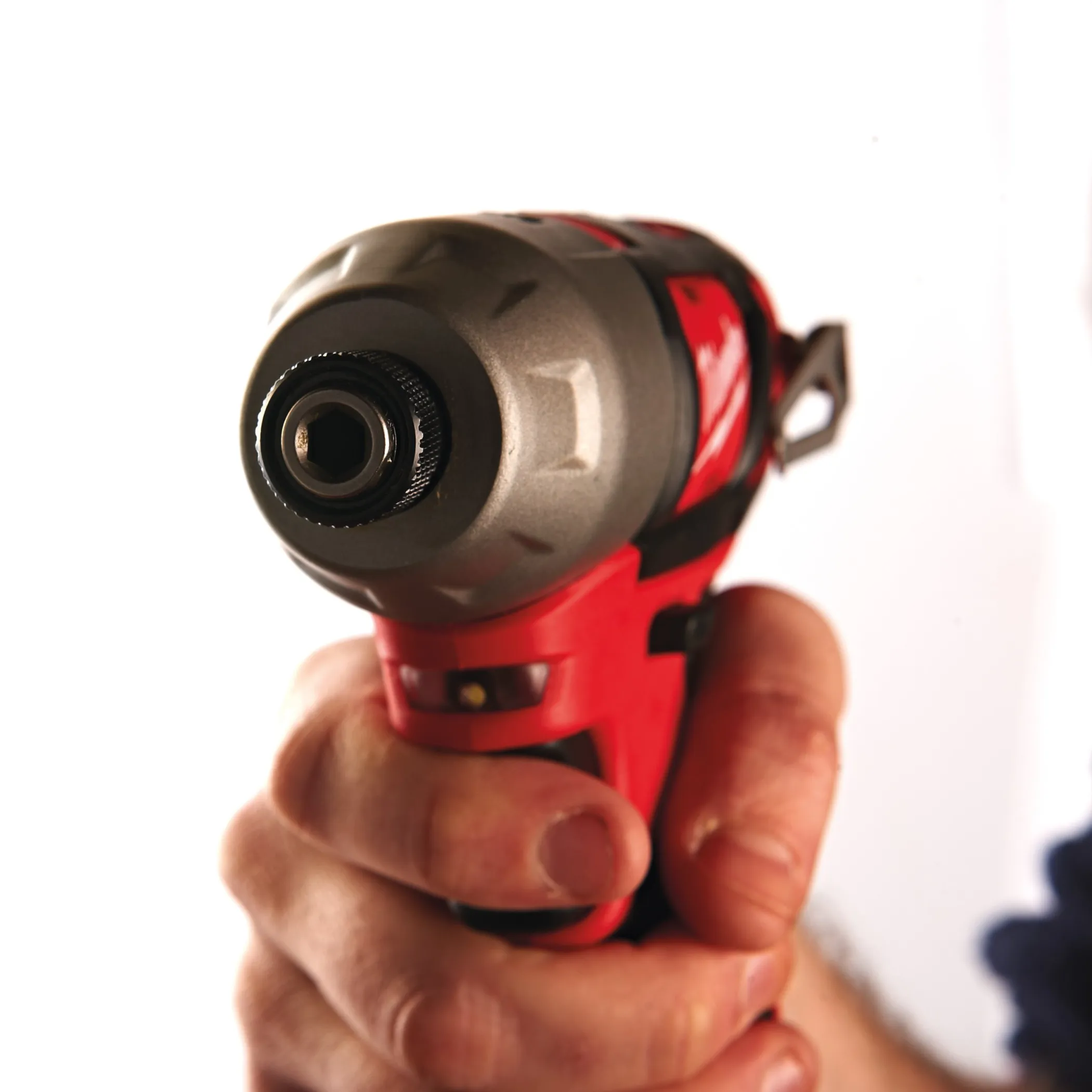 Аккумуляторный субкомпактный импульсный винтоверт Milwaukee M12 BID-202С  (Арт. 4933441960)
