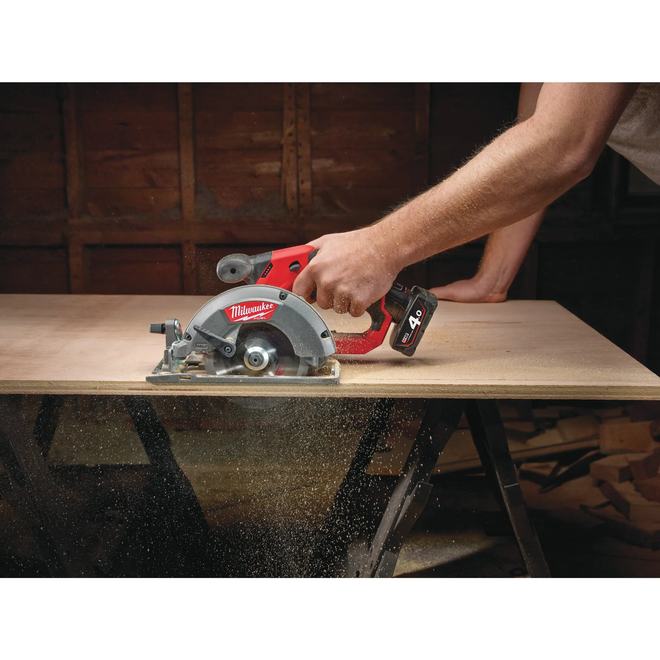 Аккумуляторная компактная циркулярная пила по дереву Milwaukee M12 CCS44-402C FUEL  (Арт. 4933448235)