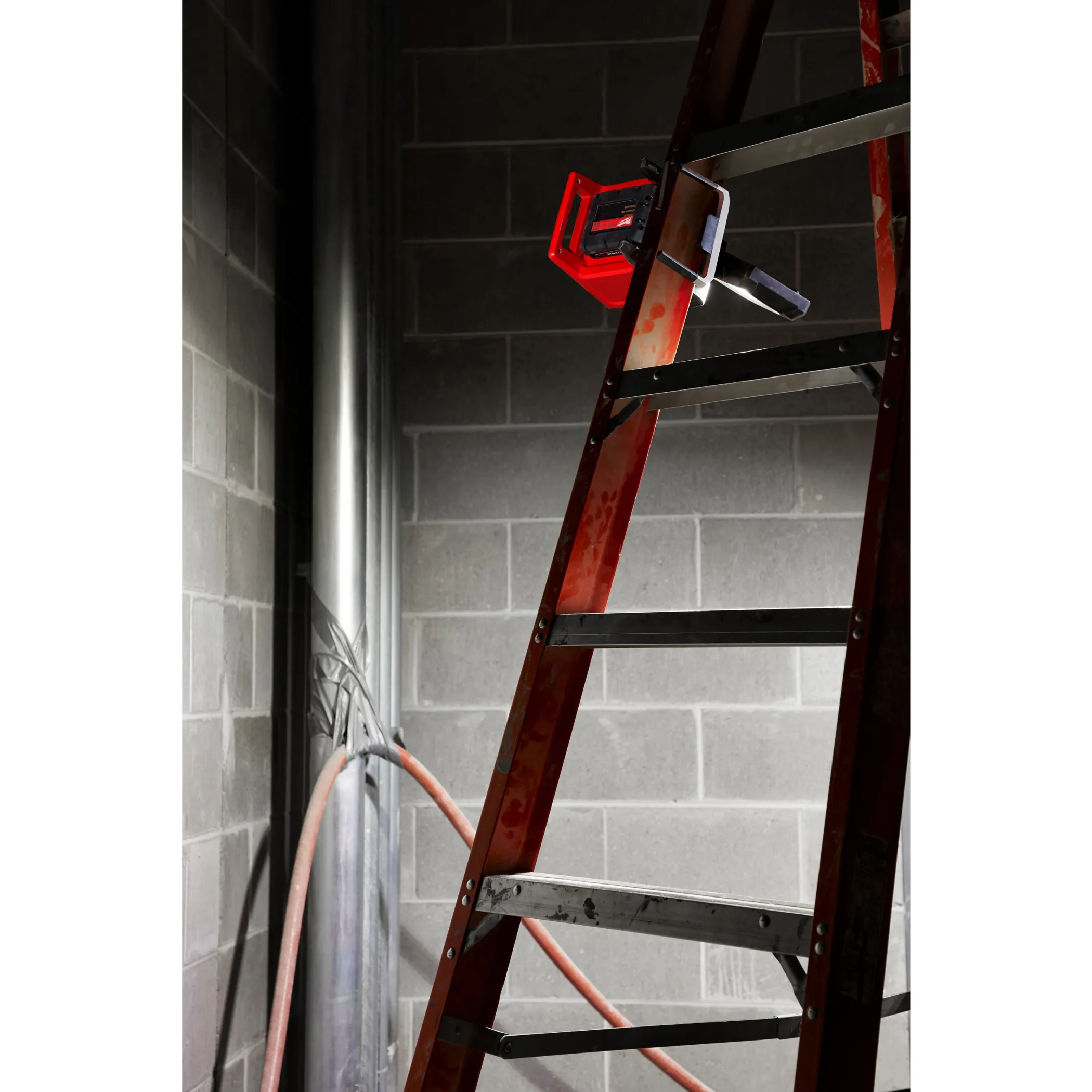 Аккумуляторный светодиодный фонарь с шарнирным световым блоком Milwaukee M18 PAL-0  (Арт. 4933464105)