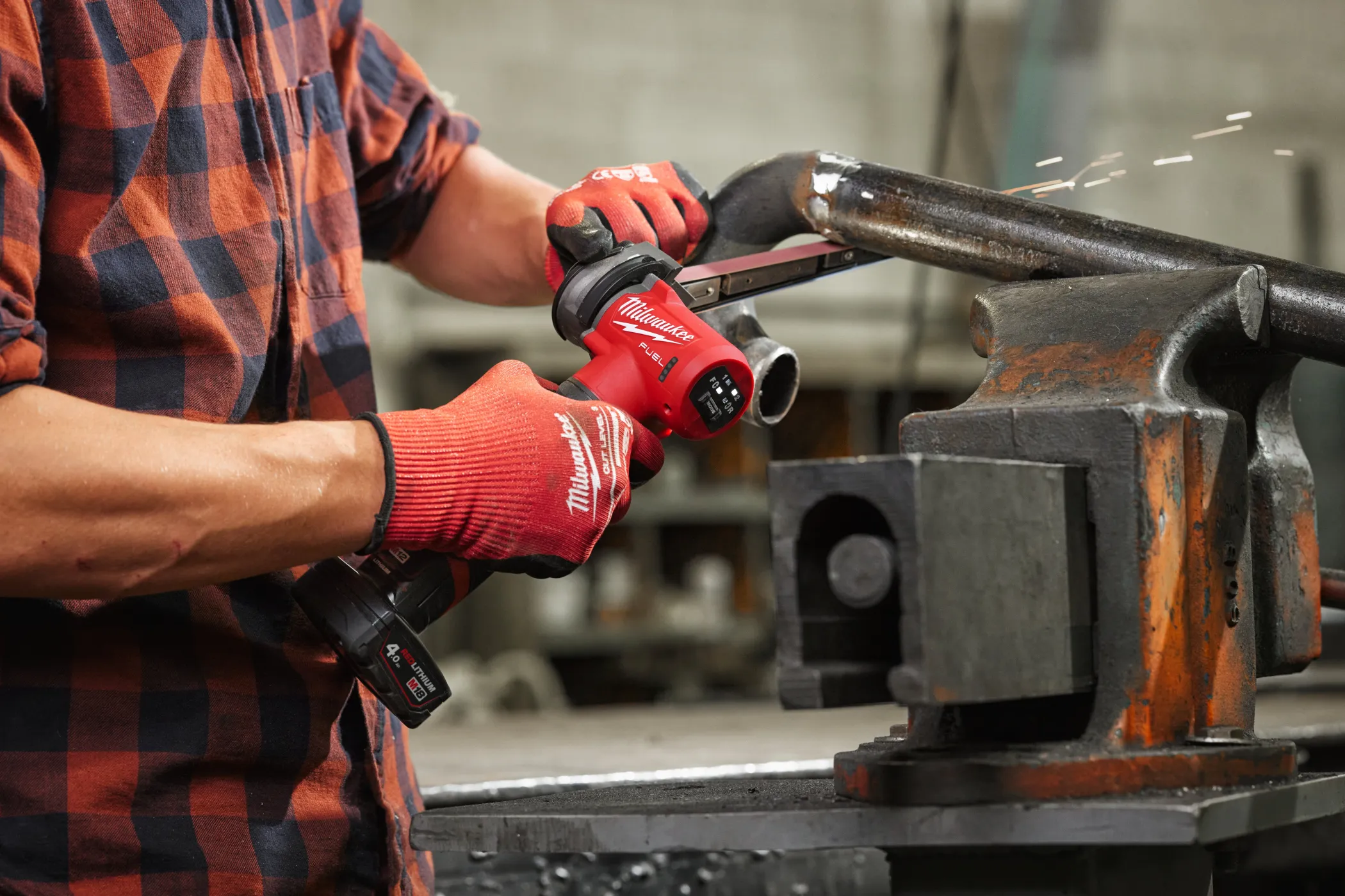 Аккумуляторная ленточная шлифовальная машина Milwaukee M12 FBFL13-402B FUEL (Арт. 4933480961)