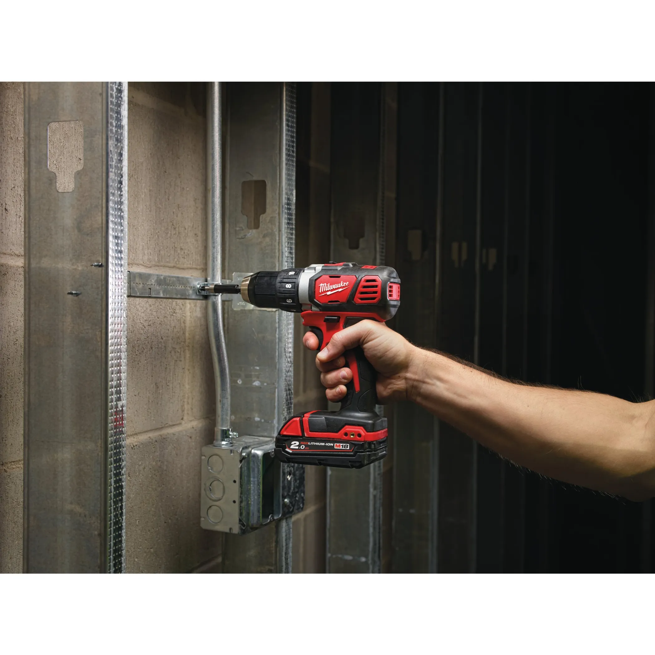 Аккумуляторная безударная дрель-шуруповерт Milwaukee M18 BDD-202C  (Арт. 4933443555)