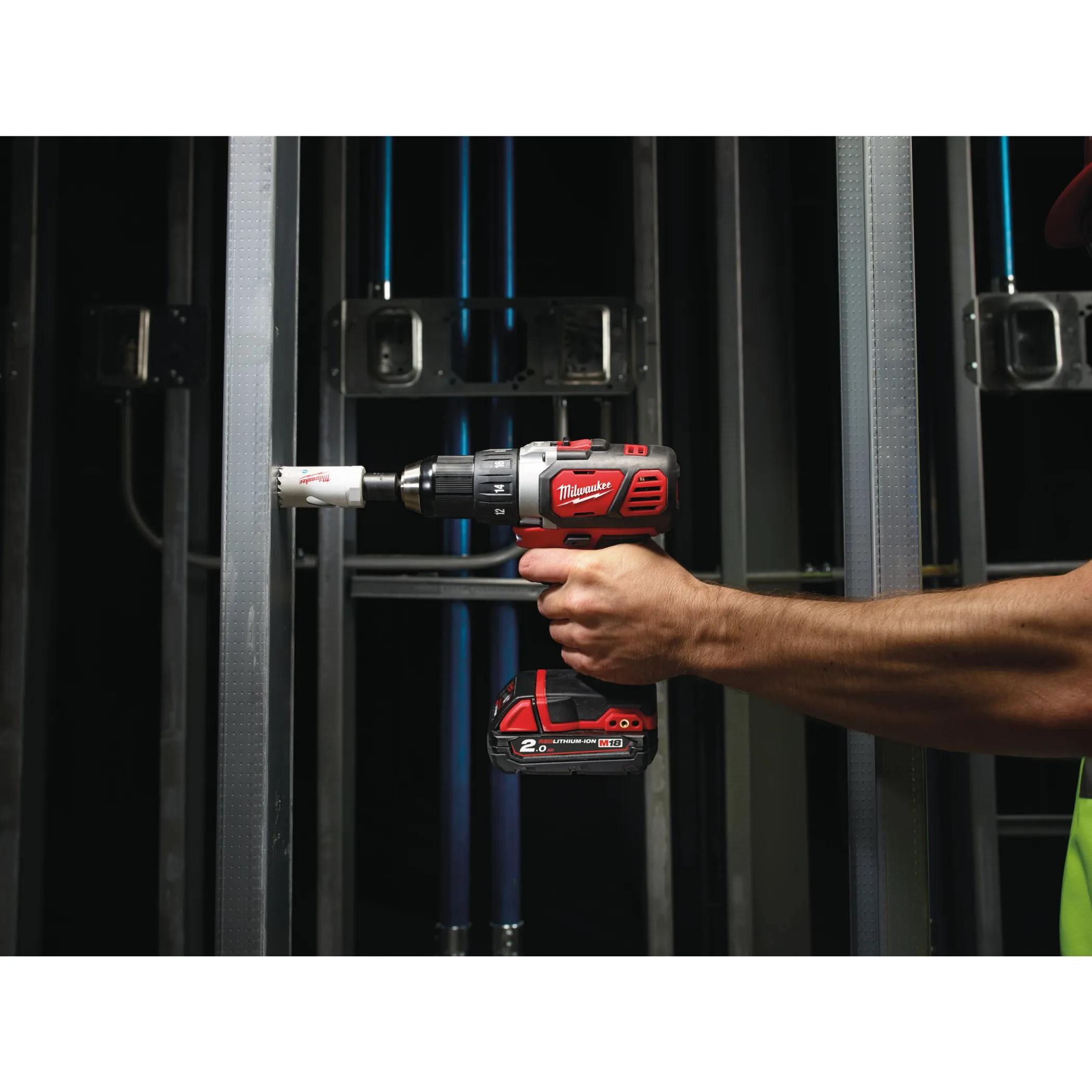 Аккумуляторная безударная дрель-шуруповерт Milwaukee M18 BDD-202C  (Арт. 4933443555)