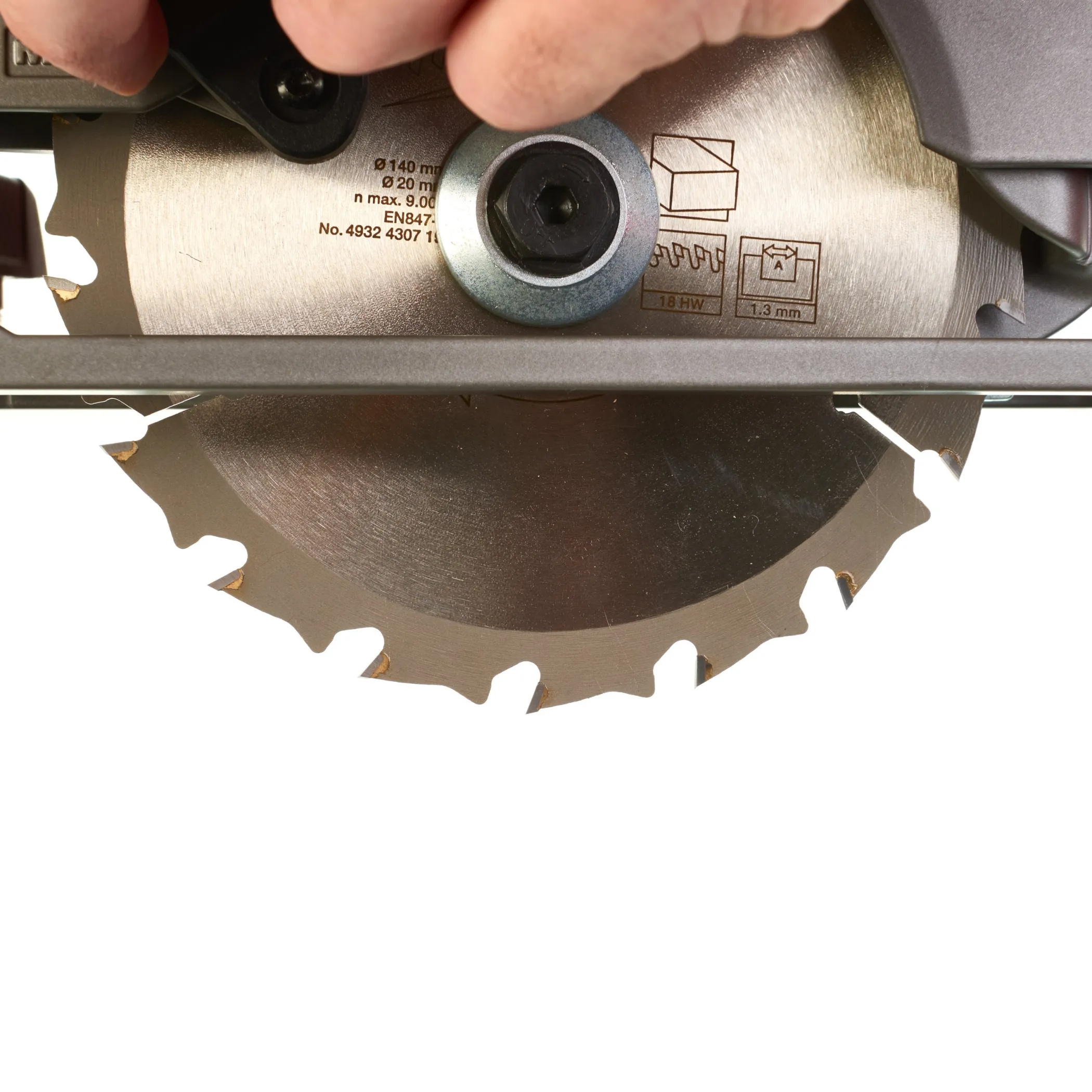 Аккумуляторная компактная циркулярная пила по дереву Milwaukee M12 CCS44-0 FUEL  (Арт. 4933448225)