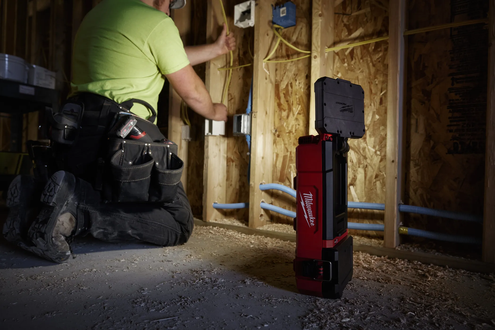 Аккумуляторный светодиодный фонарь с функцией зарядного устройства Milwaukee M12 POAL-0 PACKOUT (Арт. 4933480473)