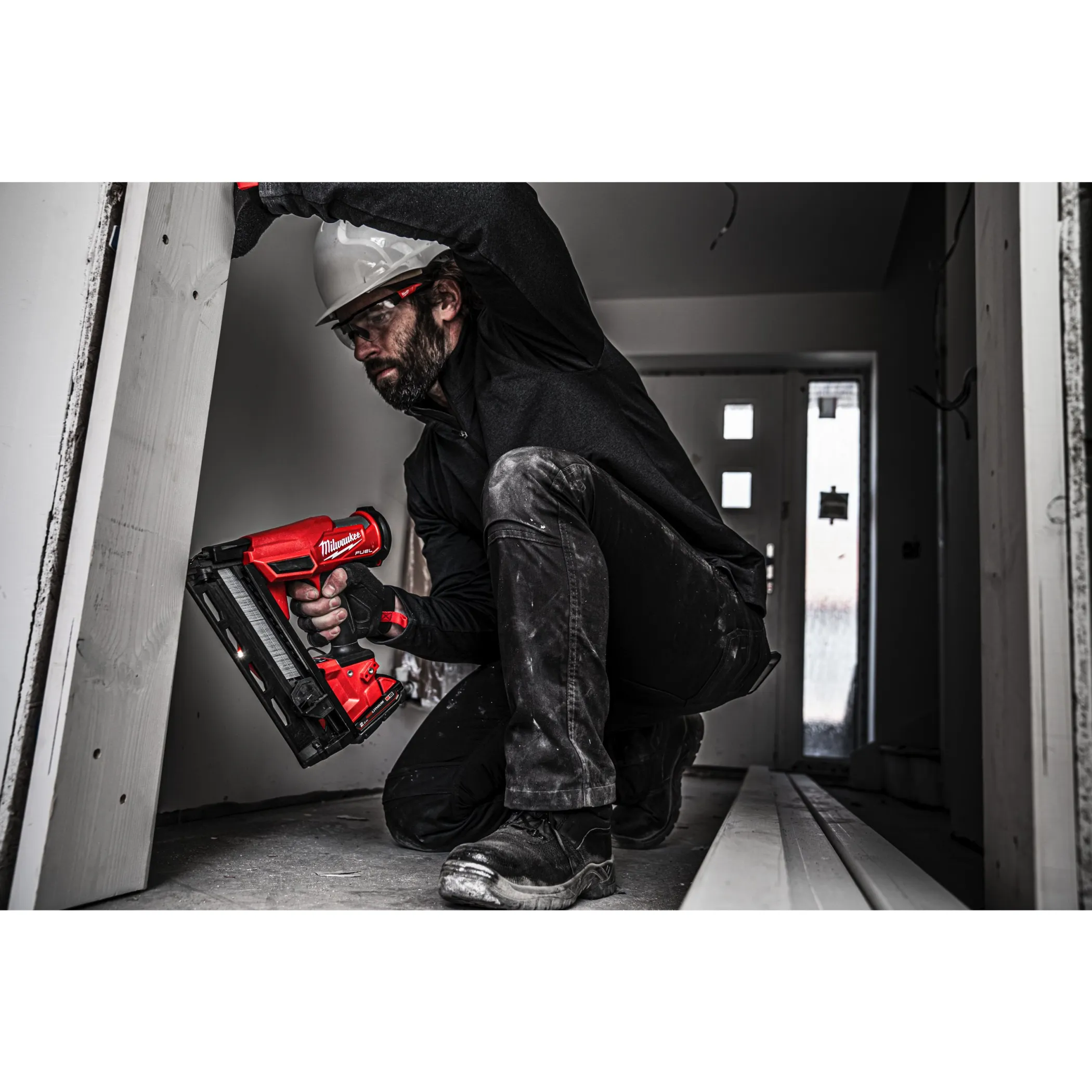 Аккумуляторный гвоздезабиватель(нейлер) с наклонным магазином Milwaukee M18 FN16GA-202X FUEL (Арт. 4933478092)