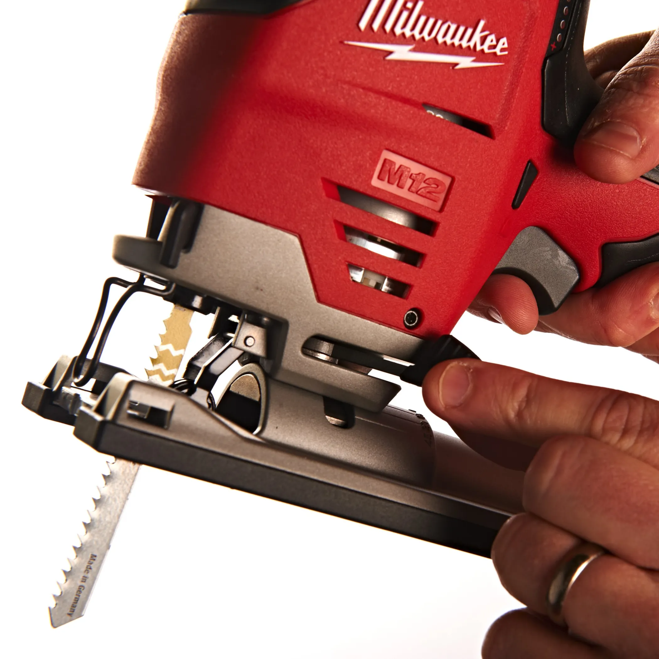Аккумуляторный лобзик Milwaukee M12 JS-402B  (Арт. 4933441700)