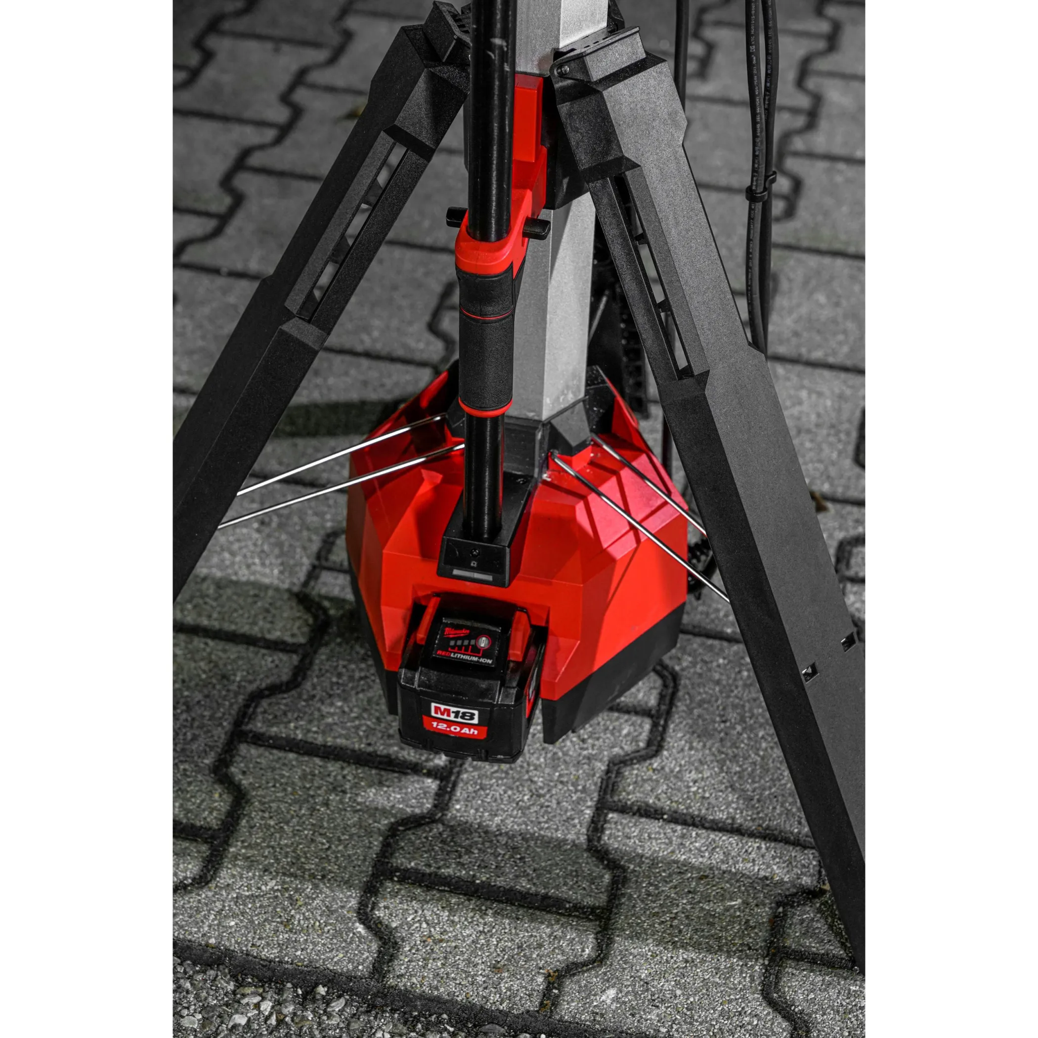 Аккумуляторная светодиодная мачта освещения с функцией зарядки Milwaukee M18 HOSALC-0 TRUEVIEW™ (Арт. 4933478116)