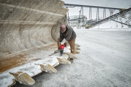 Аккумуляторный высокомоментный ударный гайковёрт с D-образной рукояткой, фрикционным кольцом и укороченным шпинделем Milwaukee M18 ONEFHIWF1DS-121C [FORGE™] FUEL ONE-KEY (1'') (замена для 4933472072) (Арт. 4933499253)