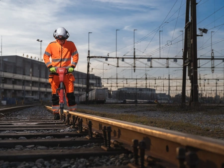 Аккумуляторный железнодорожный ударный гайковерт с фиксацией фрикционным кольцом Milwaukee M18 FHIWF1R-122C [FORGE™] FUEL (1'') (замена для 4933493141) (Арт. 4933499201)