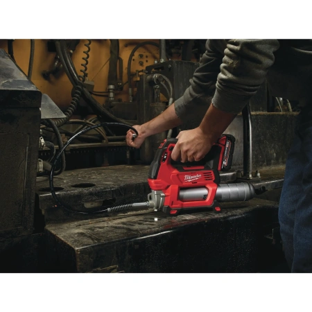 Смазочный пистолет Milwaukee M18 GG-201C  (Арт. 4933440490)
