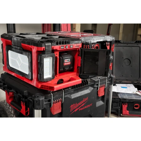 Аккумуляторный светодиодный фонарь с функцией зарядного устройства Milwaukee M18 POALC-0 PACKOUT  (Арт. 4933478120)