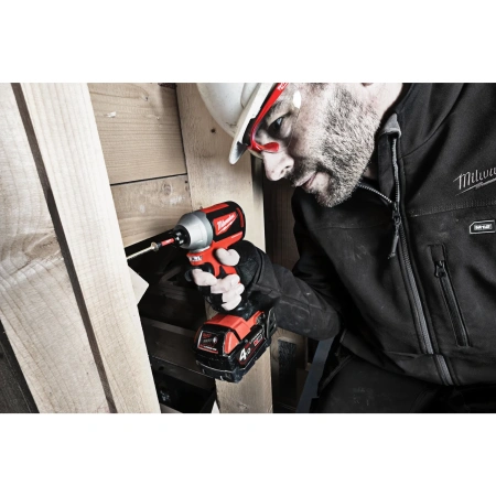 Аккумуляторный импульсный винтоверт Milwaukee M18 CBLID-402C  (Арт. 4933464534)
