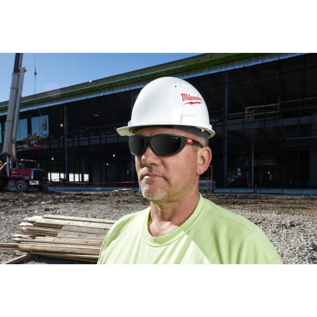 Очки защитные Milwaukee PREMIUM (затемненные, поляризованные) с защитой от царапин, запотевания и пыли  (Арт. 4932471886)