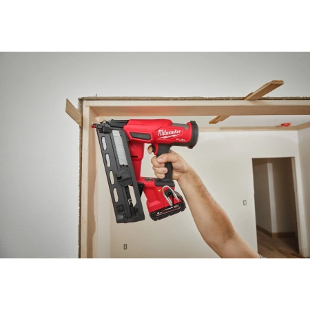 Аккумуляторный гвоздезабиватель(нейлер) с наклонным магазином Milwaukee M18 FN16GA-202X FUEL (Арт. 4933478092)