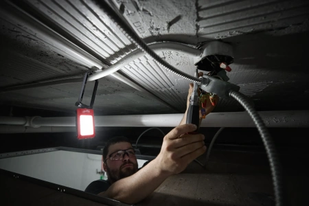 Аккумуляторный светодиодный фонарь с шарнирным световым блоком, заряжаемый через USB Milwaukee IR FFL (Арт. 4933493528)