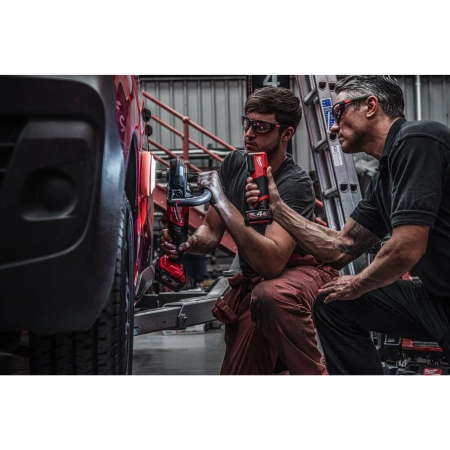 Аккумуляторный светодиодный фонарь для цветоподбора Milwaukee M12 CML-401 (Арт. 4933479366)