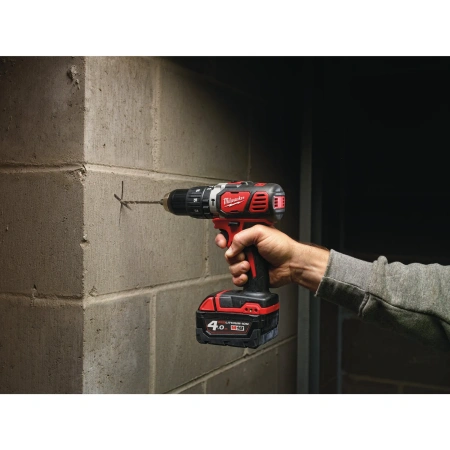 Аккумуляторная ударная дрель-шуруповерт Milwaukee M18 BPD-402C  (Арт. 4933443520)