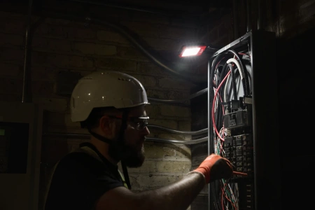 Аккумуляторный светодиодный фонарь с шарнирным световым блоком, заряжаемый через USB Milwaukee IR FFL (Арт. 4933493528)