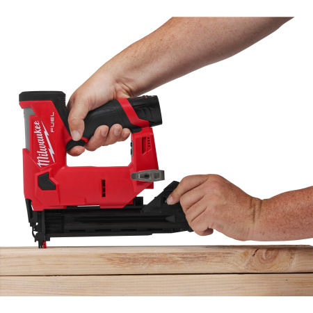 Аккумуляторный гвоздезабиватель(нейлер) с прямым магазином Milwaukee M12 FCN18GS-0X FUEL (Арт. 4933493354)