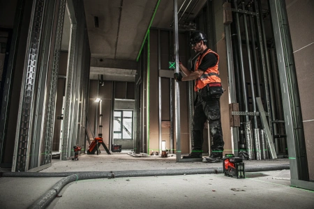 Аккумуляторный мультилинейный лазерный нивелир (3 линии x 360) с зеленым лучом Milwaukee M12 3PLSKIT-401P (Арт. 4933499379)