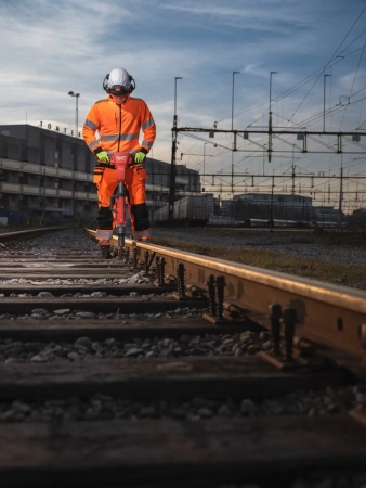 Аккумуляторный железнодорожный ударный гайковерт с фиксацией фрикционным кольцом Milwaukee M18 FHIWF1R-122C [FORGE™] FUEL (1'') (замена для 4933493141) (Арт. 4933499201)