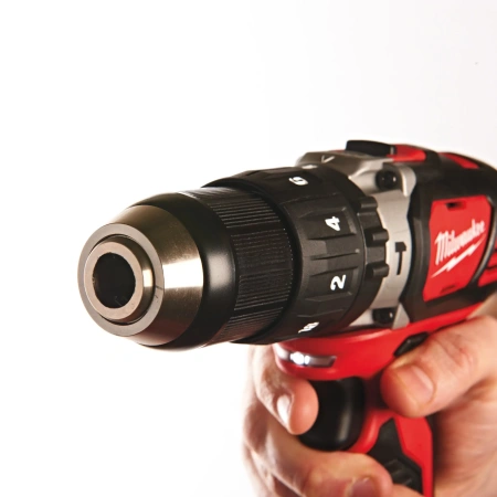 Аккумуляторная ударная дрель-шуруповерт Milwaukee M18 BPD-202C  (Арт. 4933443515)