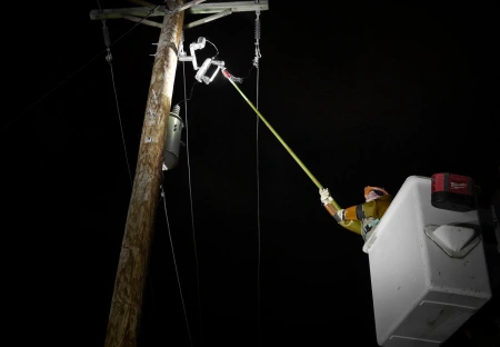 Аккумуляторный светодиодный фонарь для работ с ЛЭП, заряжаемый через USB Milwaukee L4 HSL-301 (Арт. 4933493968)