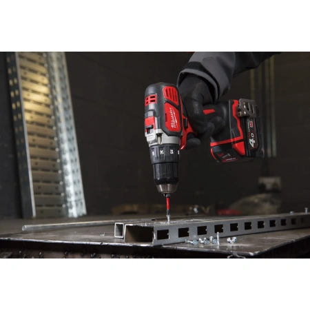 Аккумуляторная безударная дрель-шуруповерт Milwaukee M18 BDD-402C  (Арт. 4933443565)