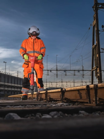 Аккумуляторный железнодорожный ударный гайковерт с фиксацией фрикционным кольцом Milwaukee M18 FHIWF1R-122C [FORGE™] FUEL (1'') (замена для 4933493141) (Арт. 4933499201)
