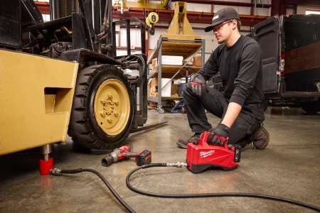 Аккумуляторный гидравлический насос Milwaukee M18 HMP700-501 (Арт. 4933493921)