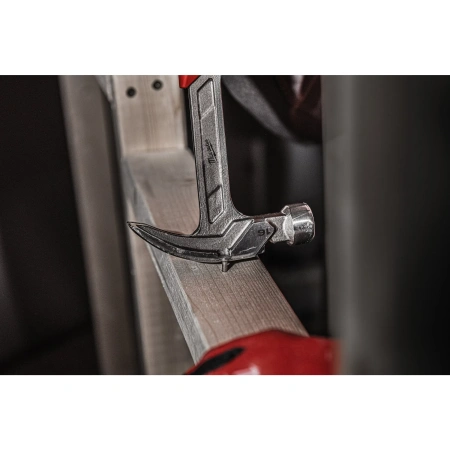 Молоток стальной с прямым гвоздодером Milwaukee 450 гр. (Арт. 4932478653)