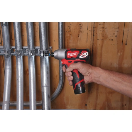 Аккумуляторный субкомпактный импульсный винтоверт Milwaukee M12 BID-202С  (Арт. 4933441960)