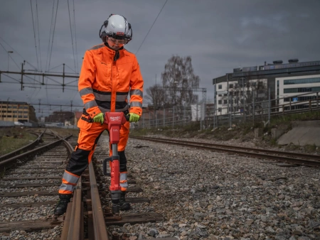 Аккумуляторный железнодорожный ударный гайковерт с фиксацией фрикционным кольцом Milwaukee M18 FHIWF1R-122C [FORGE™] FUEL (1'') (замена для 4933493141) (Арт. 4933499201)