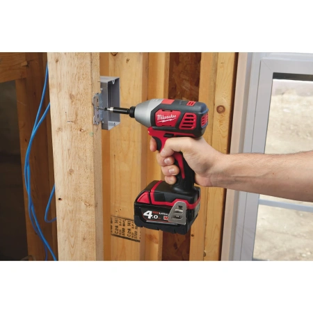 Аккумуляторный компактный импульсный винтоверт Milwaukee M18 BID-402C  (Арт. 4933443580)