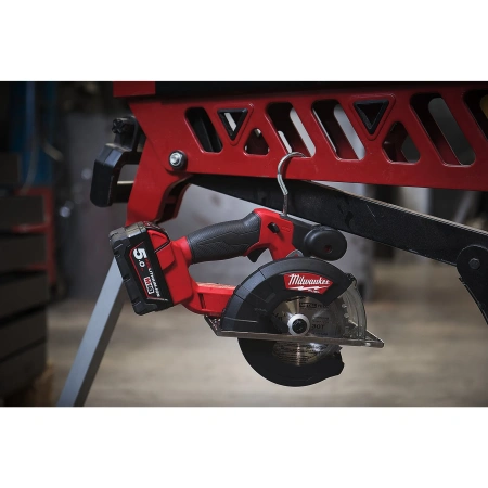 Аккумуляторная циркулярная пила по металлу Milwaukee M18 FMCS-502X FUEL  (Арт. 4933459193)