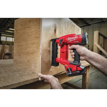 Аккумуляторный зауженный степлер Milwaukee M18 FNCS18GS-202X FUEL  (Арт. 4933471940)