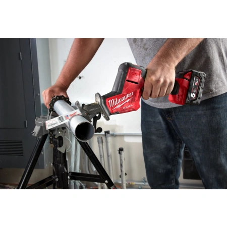 Аккумуляторная компактная сабельная пила Milwaukee M18 FHZ-502X FUEL HACKZALL  (Арт. 4933459885)