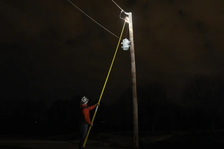 Аккумуляторный светодиодный фонарь для работ с ЛЭП, заряжаемый через USB Milwaukee L4 HSL-301 (Арт. 4933493968)