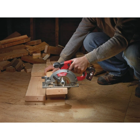 Аккумуляторная компактная циркулярная пила по дереву Milwaukee M12 CCS44-402C FUEL  (Арт. 4933448235)