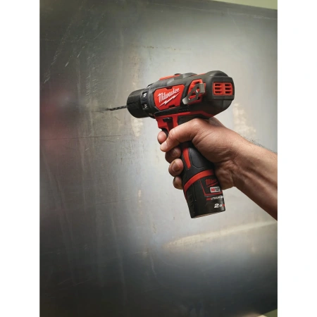 Аккумуляторная безударная дрель-шуруповерт Milwaukee M12 BDD-202С  (Арт. 4933441915)