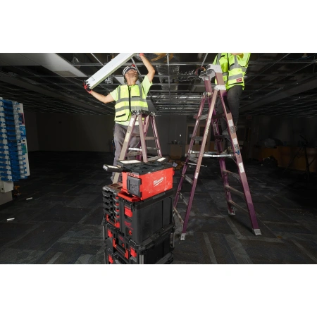 Аккумуляторный светодиодный фонарь с функцией зарядного устройства Milwaukee M18 POALC-0 PACKOUT  (Арт. 4933478120)