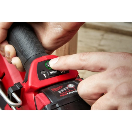 Аккумуляторный гвоздезабиватель(нейлер) с наклонным магазином Milwaukee M18 FFN-502C FUEL  (Арт. 4933471404)
