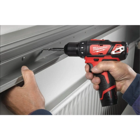 Аккумуляторная безударная дрель-шуруповерт Milwaukee M12 BDD-202С  (Арт. 4933441915)