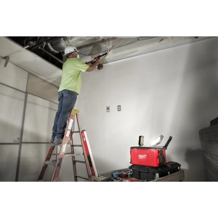 Аккумуляторный светодиодный фонарь с функцией зарядного устройства Milwaukee M18 POALC-0 PACKOUT  (Арт. 4933478120)