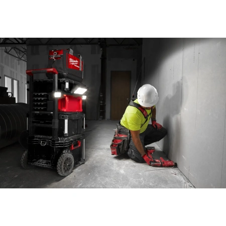 Аккумуляторный светодиодный фонарь с функцией зарядного устройства Milwaukee M18 POALC-0 PACKOUT  (Арт. 4933478120)